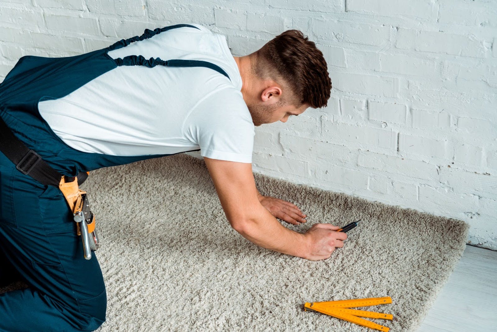 Carpet Installer on Concrete